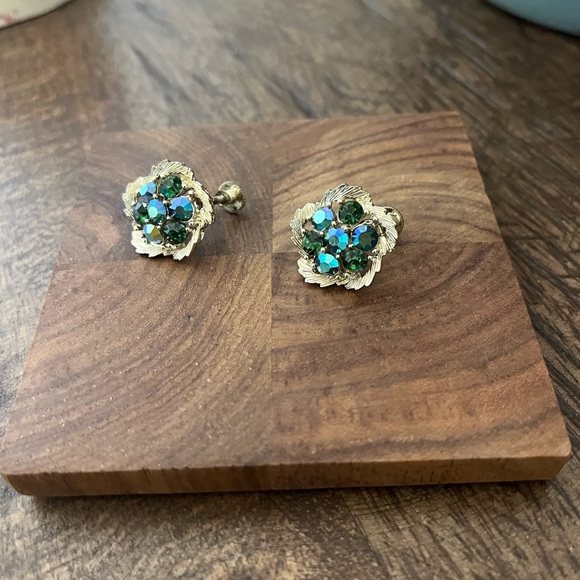 VTG Lisner screw back iridescent blue/green stone earrings in gold tone - Picture 5 of 8